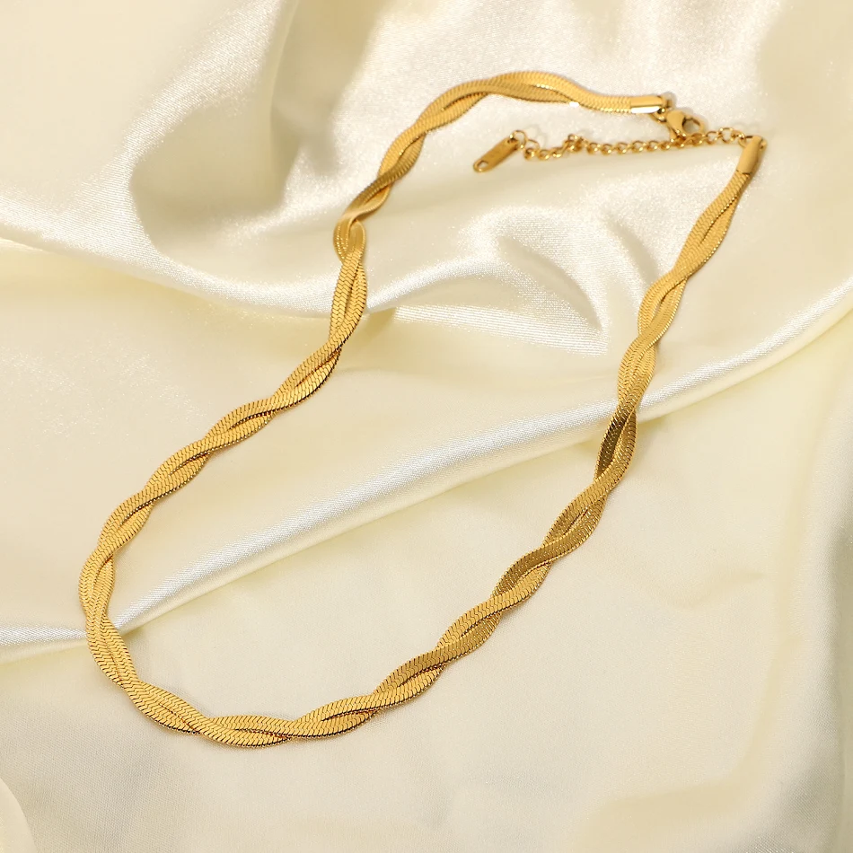 Collier chaîne torsadée Lysa Un bijou élégant et intemporel pour sublimer votre look. Design torsadé unique, parfait au quotidien.