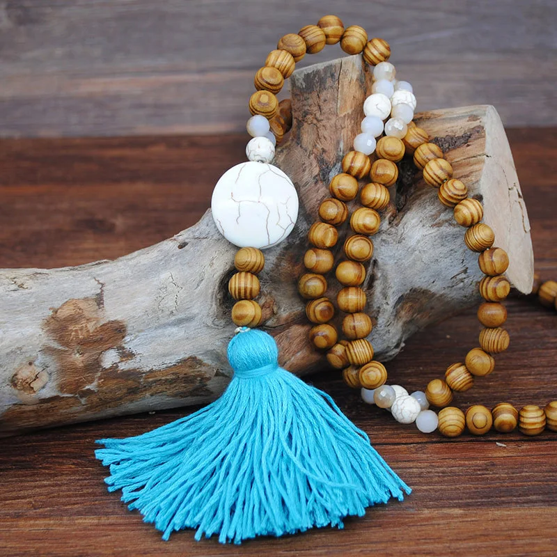 Handgemaakte houten kralen ketting met katoenen kwastje, een bohemien hanger. Een stijlvolle accessoire voor een casual en elegante uitstraling.