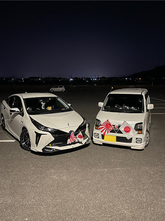プリウスの#50プリウス後期・#モデリスタフルエアロ・#紫回転灯・#TRDガーニッシュ・#正月仕様に関するカスタム事例の投稿画像6枚目