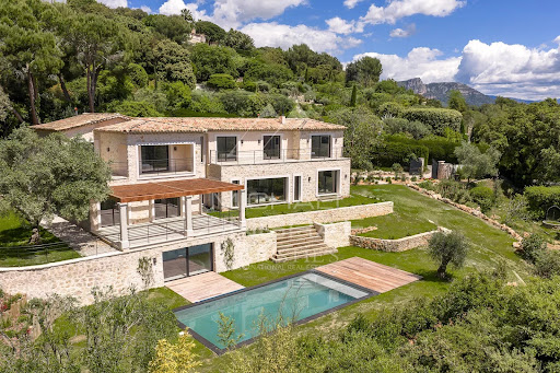 Villa avec piscine et terrasse 1