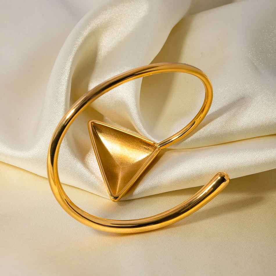 Brazalete de espiral triangular de acero inoxidable con baño de oro de 18K, elegante y moderno. Perfecto para cualquier ocasión.
