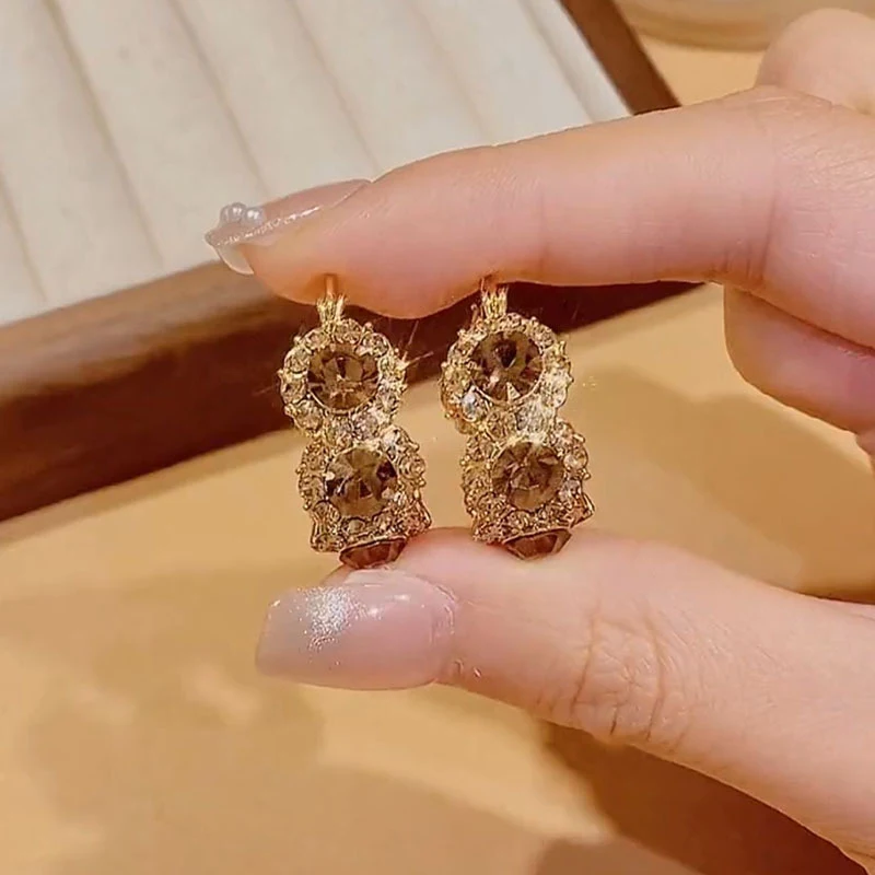 Boucles d'oreilles femme tendance, design spécial et luxueux, parfaites pour toutes les occasions. Simples et élégantes, elles complèteront votre style avec raffinement.