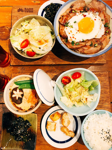 餐點佳，部分座位有插座。週末下午很熱鬧，較不適合想在咖啡店離群索居的客人：）