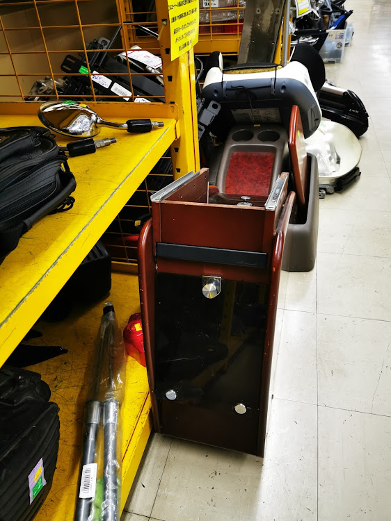 グランドハイエースのグランドハイエース・ガーニッシュ・アップガレージ・部品探しの旅・vch22wに関するカスタム事例の投稿画像4枚目