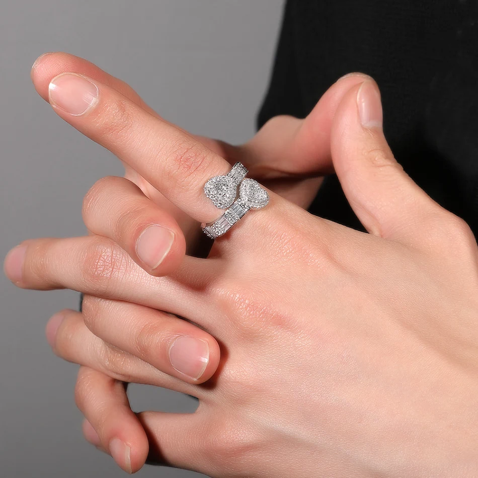 Bague Hip Hop Personnalisée avec Diamants et Motif Amour, Un Bijou Unique pour Affirmer Votre Style et Votre Amour.