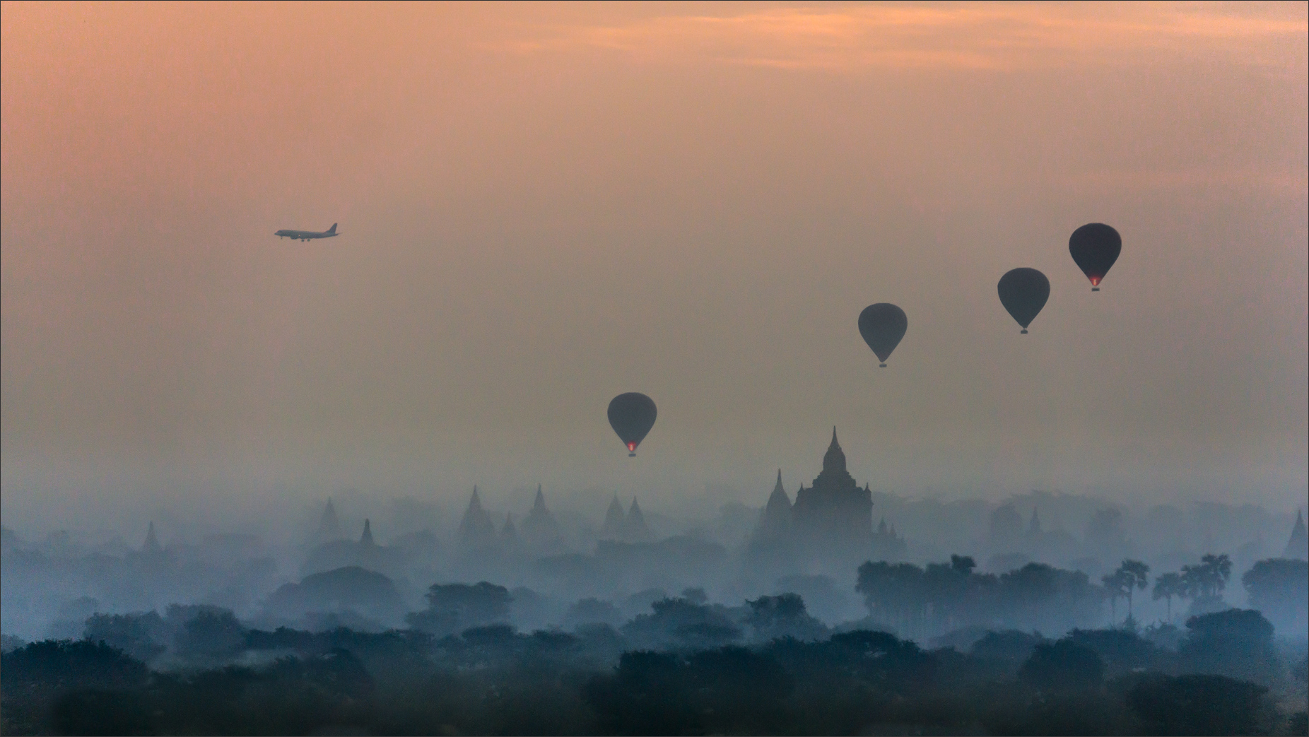 Traffico mattutino sopra Bagan di alberto raffaeli