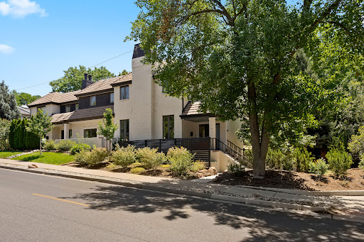 Rent this luxury apartment / penthouse in Denver (United States) - White house facade with tree-filled garden