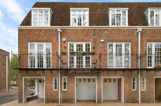 Façade maison briques, portes garage, balcon dans cette Maison de luxe à vendre à Londres (2 454 645 €)