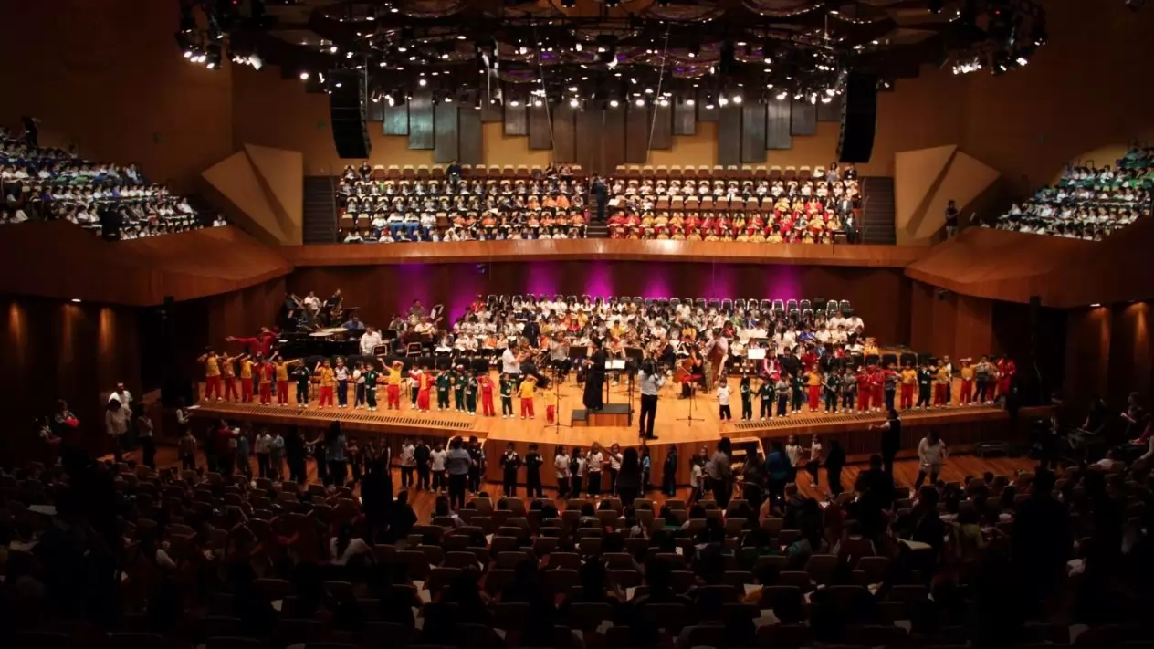 Un grupo de personas en un auditorio

Descripción generada automáticamente con confianza media