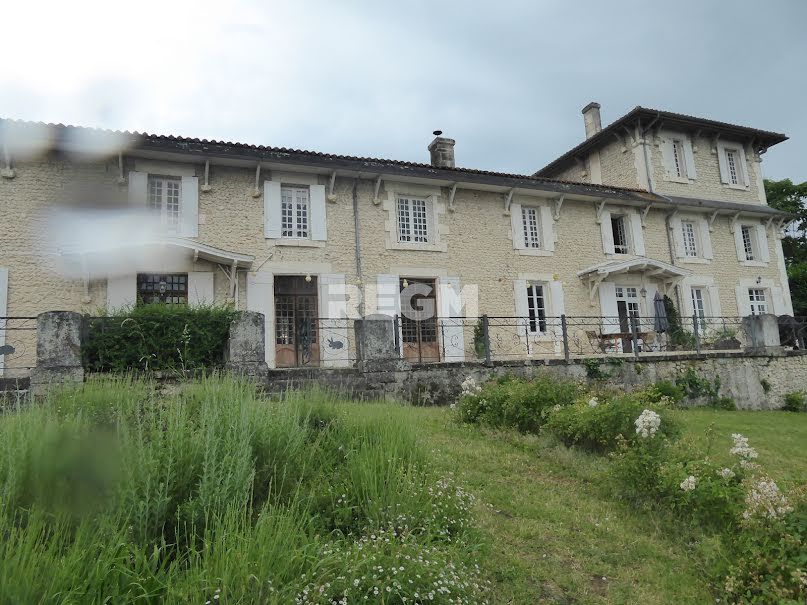 Vente maison 10 pièces 603 m² à Chalais (16210), 997 500 €