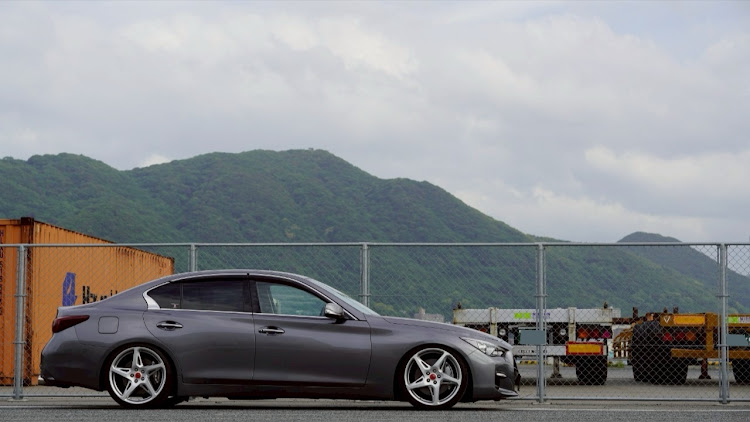 スカイラインの純正流用ホイール・V37スカイライン・愛車の差し色・カメ活に関するカスタム事例の投稿画像5枚目