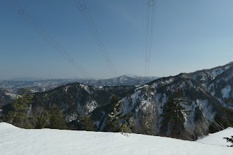 中央に越ケ谷、その左に川上岳、左端に御嶽山