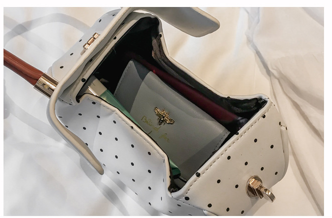 Mini sacs cabas en forme de raviolis à pois, parfaits pour transporter l'essentiel avec style et élégance au quotidien.