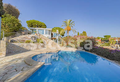 Villa avec piscine et terrasse 5