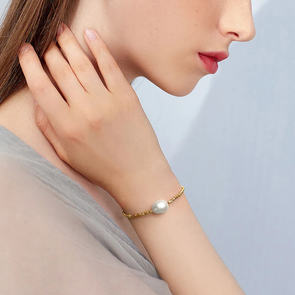 Pulseira de pérolas barrocas prateadas para moda feminina. Adicione elegância e sofisticação ao seu visual com esta joia deslumbrante.