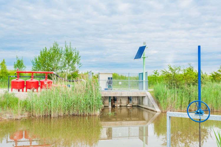 System pumping water for agriculture, with the control unit powered by solar energy.