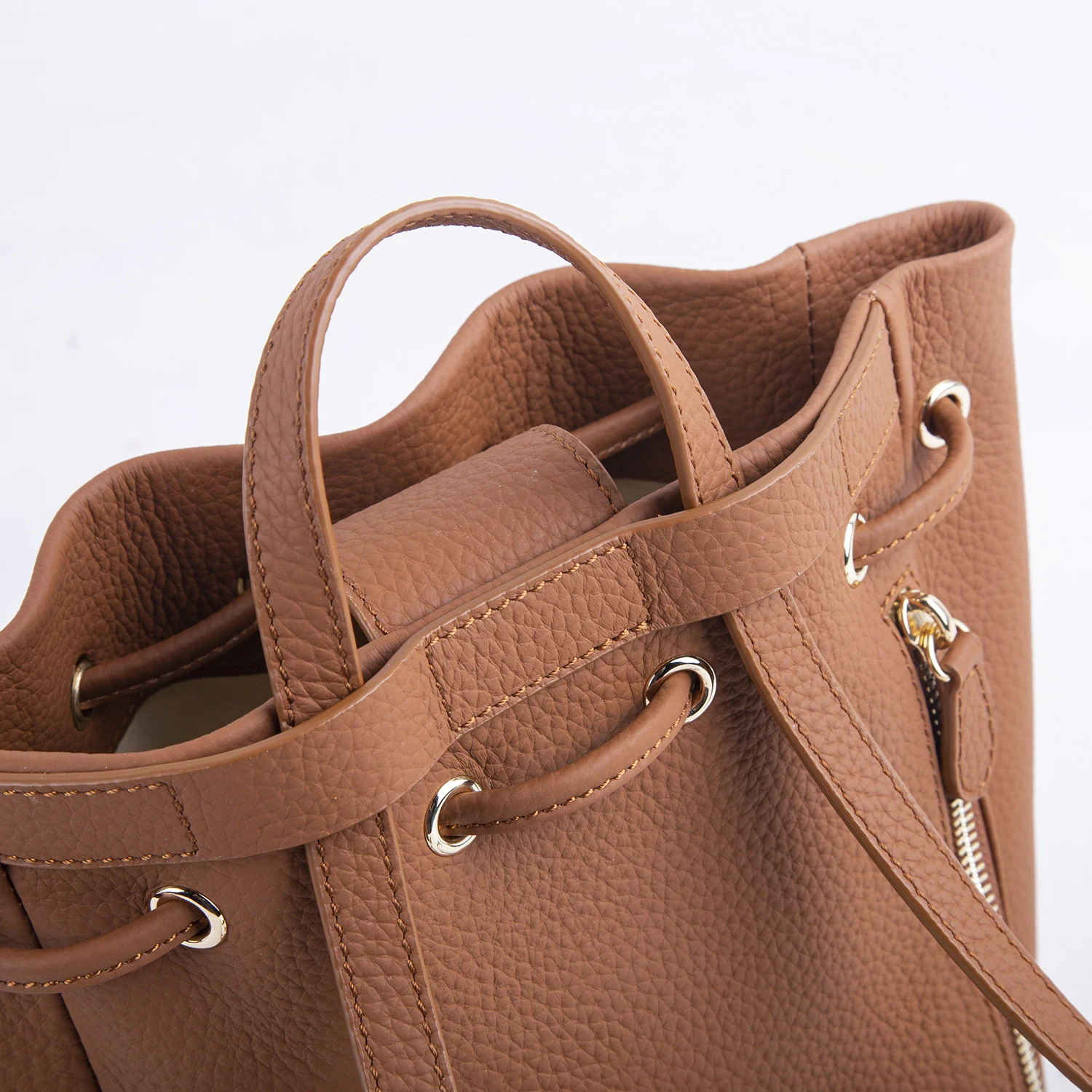 Title 20, Sac seau artisanal en cuir de vachette pleine f...
