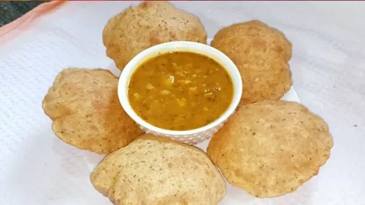 5 Poori With Aloo Jhol