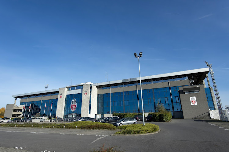 📷 Les supporters de Mouscron ont déployé des banderoles au Canonnier : "Non à la fusion"