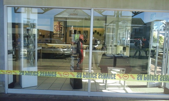 Three men were arrested within two hours of allegedly robbing the American Swiss jewellery store in in Humansdorp.