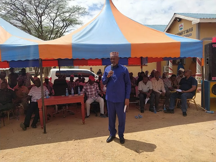 Tana River deputy governor Mahat Loka adresing residents.