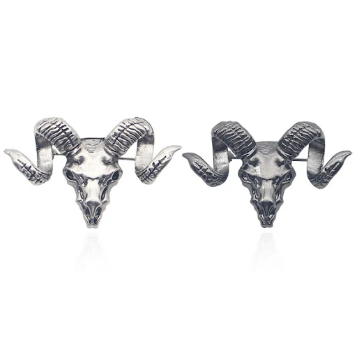 Title 6, Broche con forma de cabeza y cuernos de oveja u...