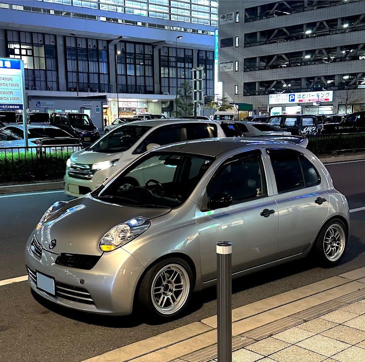 マーチのキャンバー・RPF1は良いぞ・駅前にてに関するカスタム事例の投稿画像1枚目