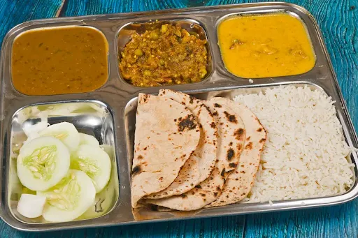 Kadhi Pakoda Veg Thali