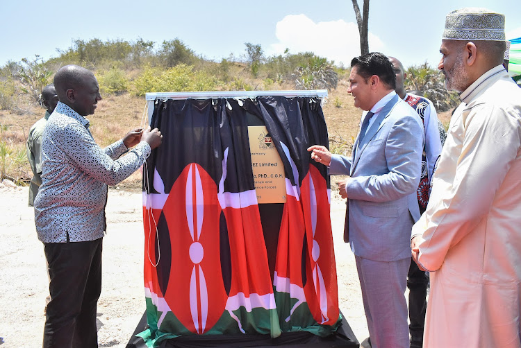 Tanzania Businessman Rostam Aziz, the chairperson of Taifa Gas unveils a plaque with President William Ruto for the construction of an LPG plant at Dongo Kundu on February 24, 2023.