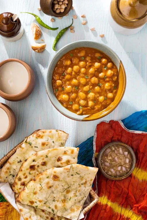 Amritsari Choley With Tandoori Kulcha