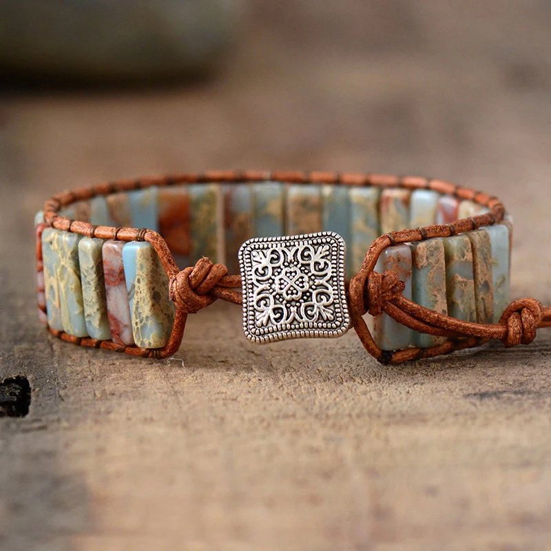 Handgemaakte Geweven Winding Armband met Kralen. Uniek design, perfecte pasvorm. Een stijlvol sieraad, ideaal als cadeau.