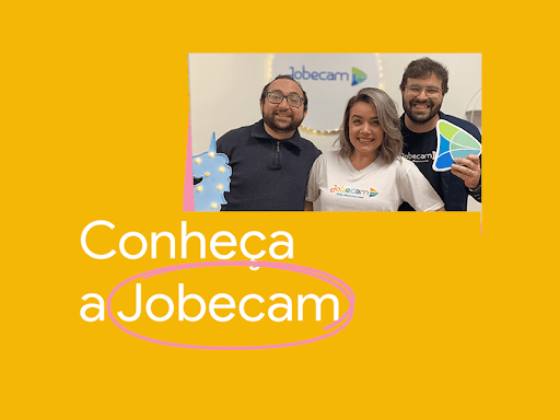 Imagem com uma foto dos fundadores da Jobecam (Diogo Felizardo, Cammila Yochabell e Eugênio de Carli), e os dizeres: Conheça a Jobecam