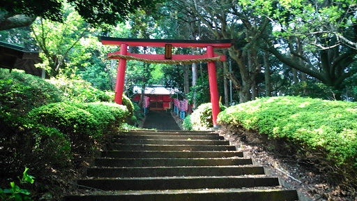 朝日稲荷神社　拝殿前鳥居