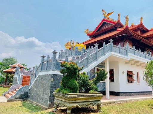 Ngôi đền có thiết kế dạng mái cong với các họa tiết long phụng được làm tinh xảo.