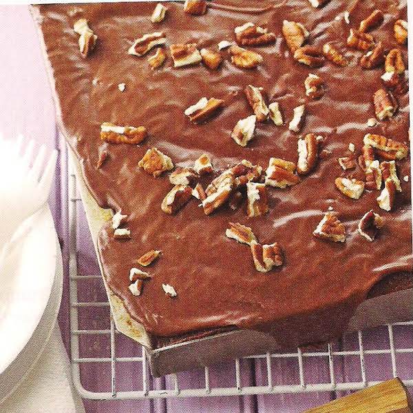 Mocha sheet cake with pecans_image