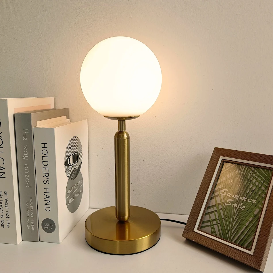 Eenvoudige woonkamer tafellamp voor een gezellige slaapkamer. Ideale bedlamp voor een ontspannen en warme sfeer in huis.