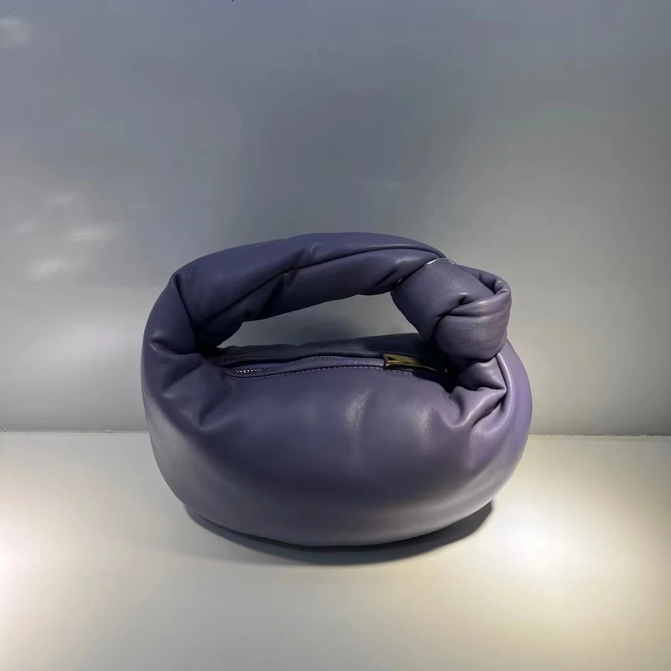 Damska torebka Cloud Clutch dla modnych kobiet. Stylowa i funkcjonalna, idealna na wieczorne wyjścia i codzienne użytkowanie. Lekka i elegancka. Kup teraz!
