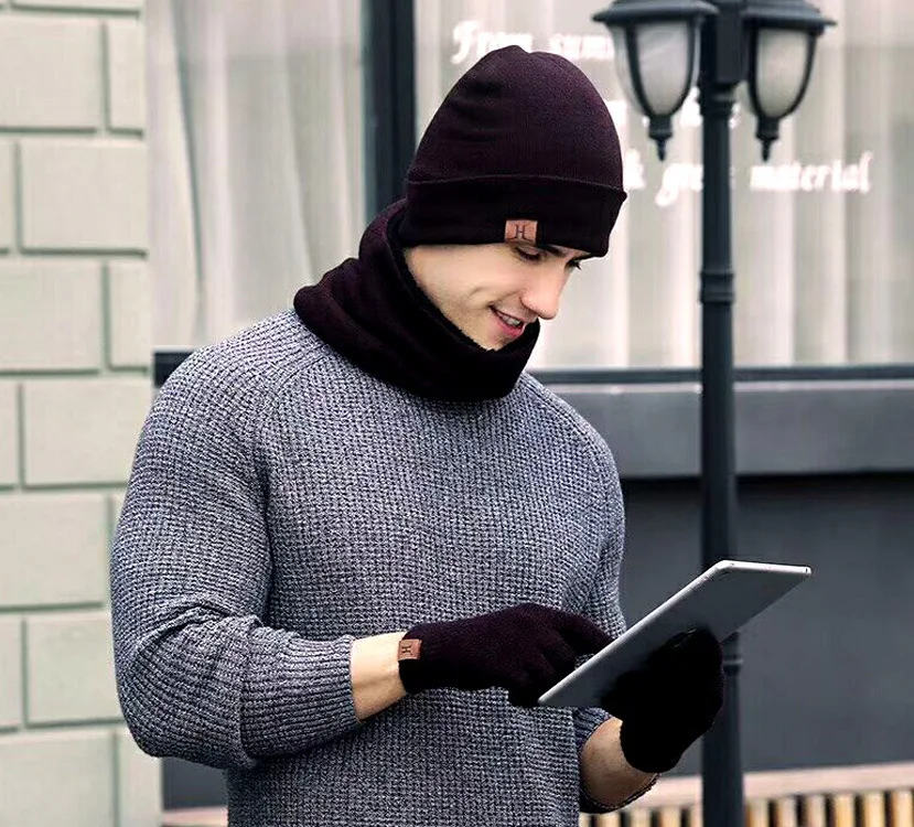 Conjunto de tres piezas de terciopelo y gorro cálido para hombre, perfecto para el invierno. Abrígate con estilo y comodidad en climas fríos.