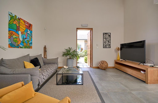 Villa with pool and garden 3