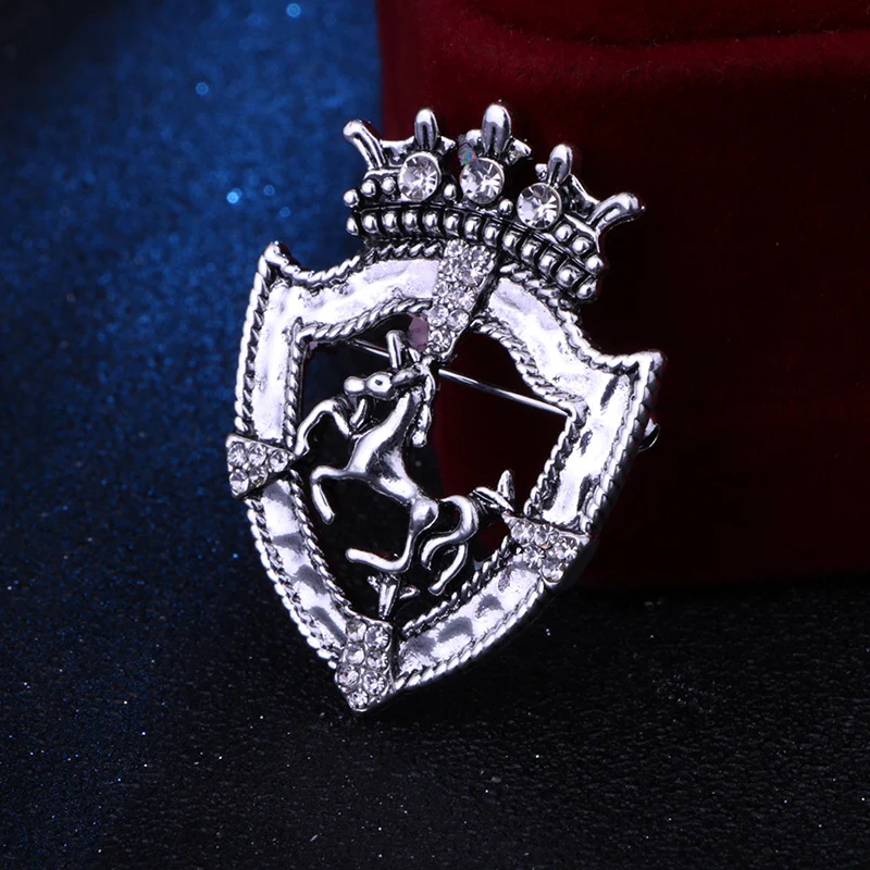 Broche couronne rétro en strass Bovvsky pour costume homme. Rehaussez votre costume d'une touche d'élégance vintage et d'éclat.