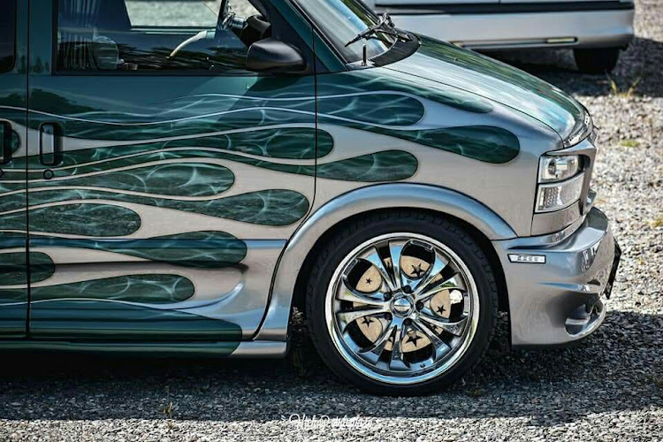 アストロのみんなのボディカラー・エアブラシ・フレイムス・ファイヤー・アメ車に関するカスタム事例の投稿画像2枚目