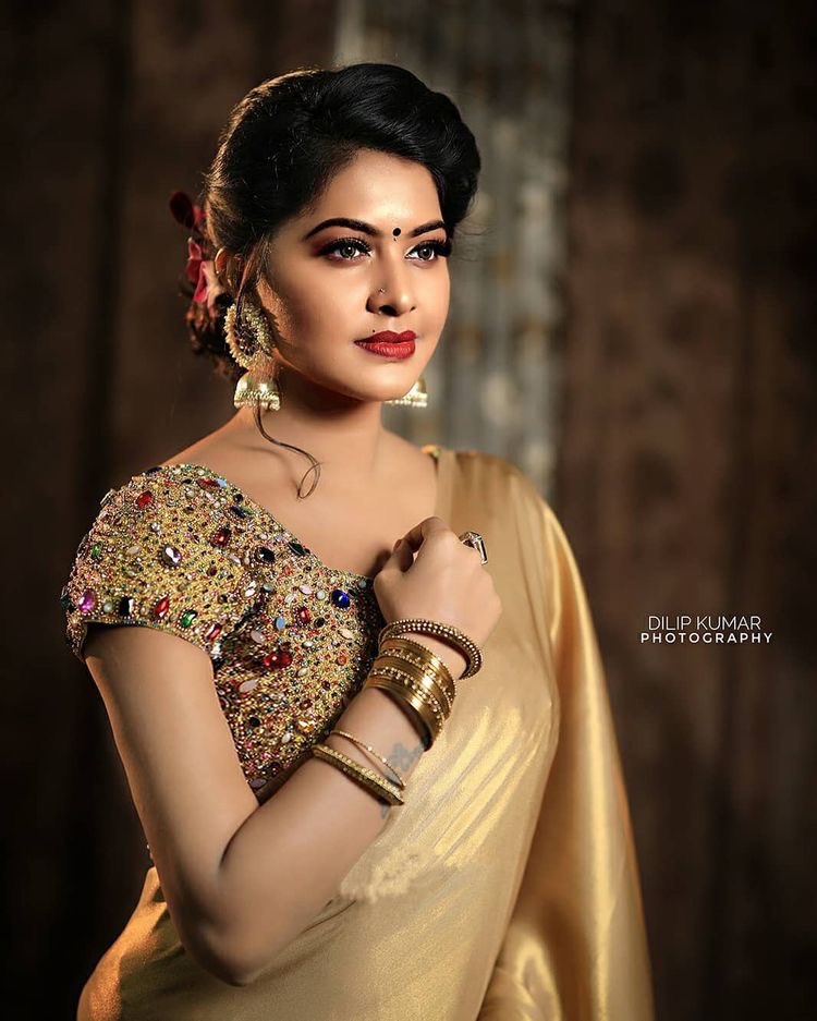 Indian Tv Actress Rachitha Mahalakshmi Golden Satin Saree Photos And Hot Sex Picture 