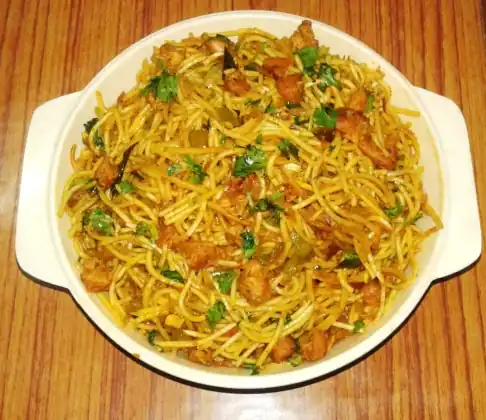 Chicken Hakka Noodles + Lollipop 4 Pics + Thumbs up 250ML