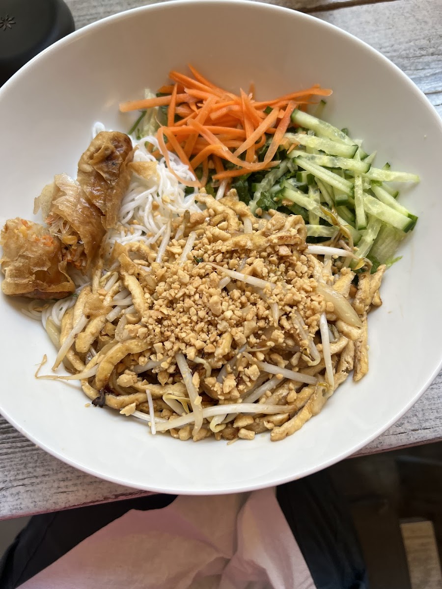 Rice noodle salad wirh tofu