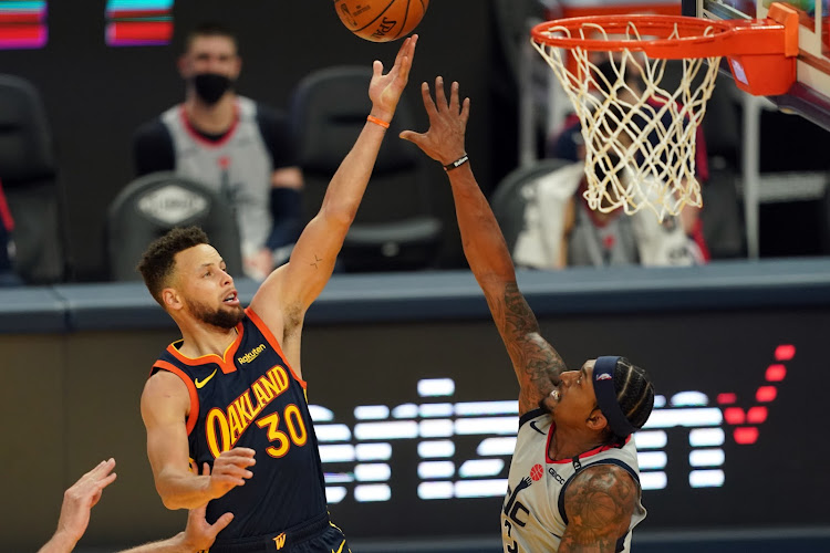 Golden State Warriors guard Stephen Curry (30) shoots over Washington Wizards guard Bradley Beal