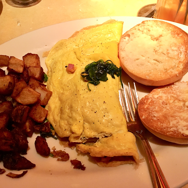 Omelette with home fries and GF roll