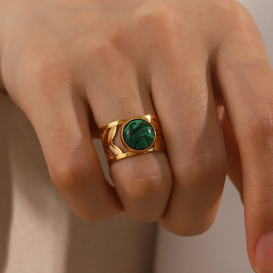 Bague en acier inoxydable avec feuilles creuses plaquées or 18 carats, élégance intemporelle, cadeau idéal pour femmes, design unique et résistant pour toutes occasions.