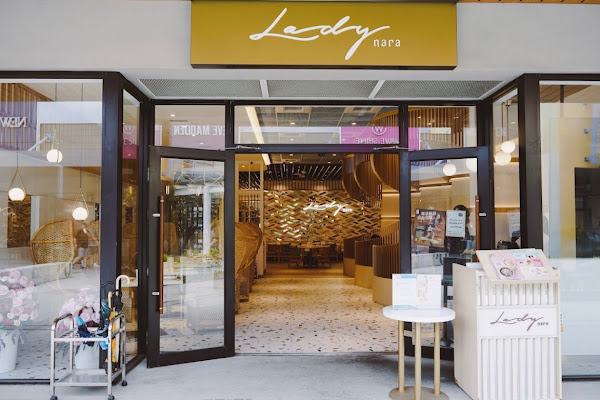 #ladynara曼谷新泰式料理 

🌟店裝潢非常漂亮的創意泰式料理餐廳，一進門就可以看到非常具南洋風格的孔雀椅，牆壁上也鑲著閃亮的水晶Logo，內用空間非常的寬闊，與鄰桌的距離適當，不感覺擁擠。
