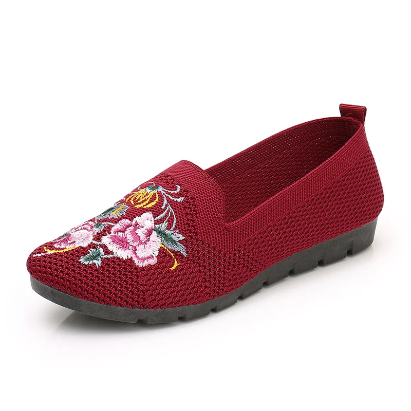 Scarpe di tela da donna ricamate, traspiranti, con tomaia in mesh intrecciato. Comode e leggere, perfette per l'uso quotidiano e per la stagione calda.