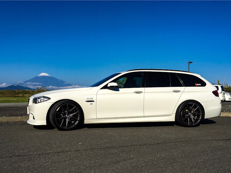 5シリーズ ツーリングのbmw・bmw5シリーズ・富士山とコラボ・いい天気に関するカスタム事例の投稿画像1枚目